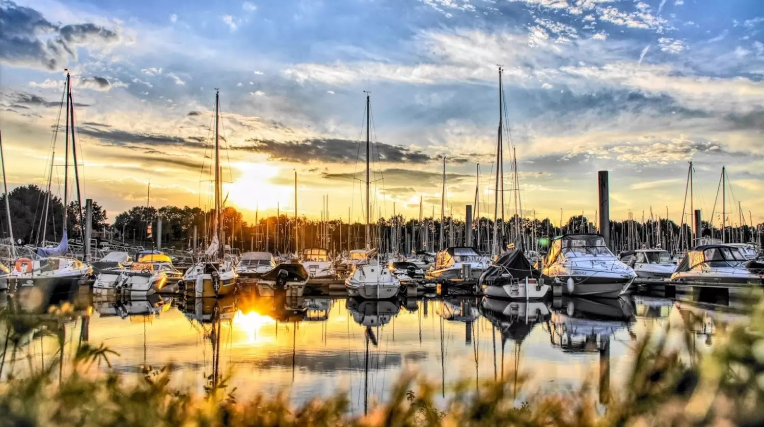 Yacht Charter Kinrooi